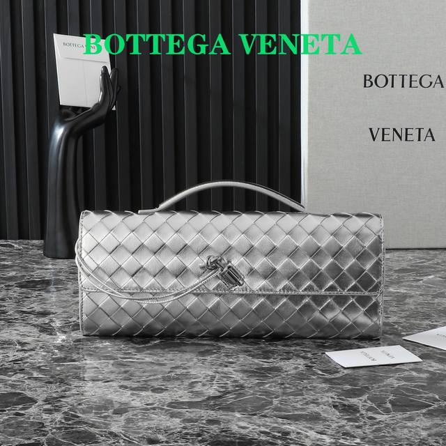 Bottegaveneta 这款手提 小爆裂纹 晚宴包真的是又清冷又美丽 每个颜色都有不一样的味道 Andiamo是bottega最近话题度最高的一款了 看腻了 Bottegaveneta 这款手提 小爆裂纹 晚宴包真的是又清冷又美丽 每个颜色都有不一样的味道 Andiamo是bottega最近话题度最高的一款了 看腻了