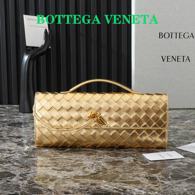 Bottegaveneta 这款手提 小爆裂纹 晚宴包真的是又清冷又美丽 每个颜色都有不一样的味道 Andiamo是bottega最近话题度最高的一款了 看腻了 Bottegaveneta 这款手提 小爆裂纹 晚宴包真的是又清冷又美丽 每个颜色都有不一样的味道 Andiamo是bottega最近话题度最高的一款了 看腻了