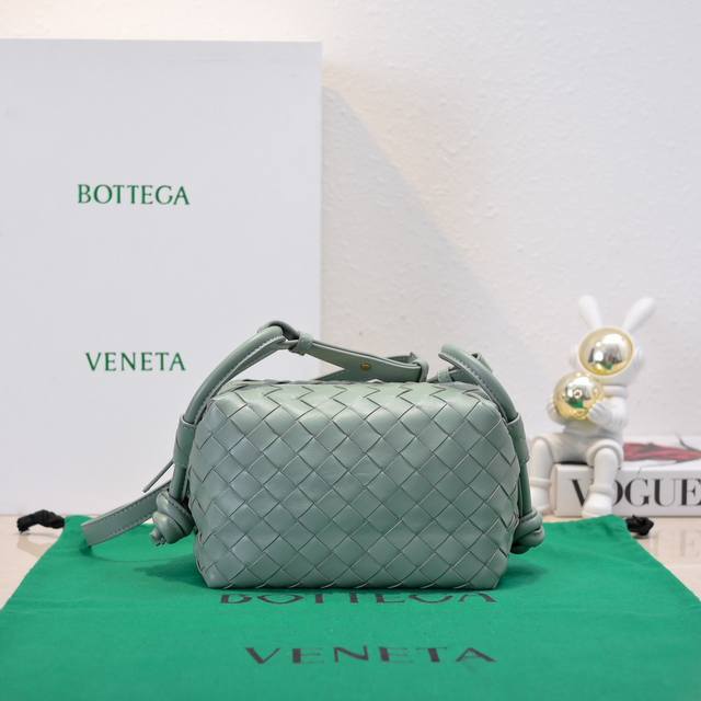 Bottega Veneta 2024新款loop来啦!!喜欢bv家的女孩子很多都拥有过loop这一款包包吧,简约的外观,经典的编织,小巧轻便的包型,这一次的创 Bottega Veneta 2024新款loop来啦!!喜欢bv家的女孩子很多都拥有过loop这一款包包吧,简约的外观,经典的编织,小巧轻便的包型,这一次的创