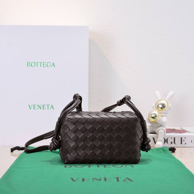 Bottega Veneta 2024新款loop来啦!!喜欢bv家的女孩子很多都拥有过loop这一款包包吧,简约的外观,经典的编织,小巧轻便的包型,这一次的创 Bottega Veneta 2024新款loop来啦!!喜欢bv家的女孩子很多都拥有过loop这一款包包吧,简约的外观,经典的编织,小巧轻便的包型,这一次的创