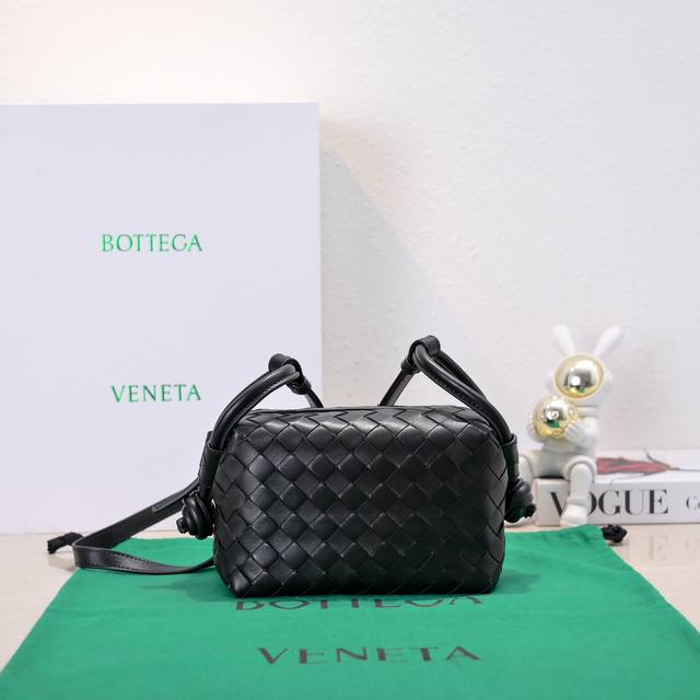 Bottega Veneta 2024新款loop来啦!!喜欢bv家的女孩子很多都拥有过loop这一款包包吧,简约的外观,经典的编织,小巧轻便的包型,这一次的创 Bottega Veneta 2024新款loop来啦!!喜欢bv家的女孩子很多都拥有过loop这一款包包吧,简约的外观,经典的编织,小巧轻便的包型,这一次的创