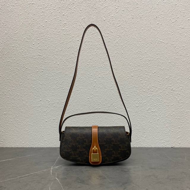 正品级 Celine Tabou Clutch 秋冬单品、手提肩背都很、容量别小看!日常足够装:手机、粉饼、口红、手表、暴发户:可单放3手机也是ok的ho~ 牛 正品级 Celine Tabou Clutch 秋冬单品、手提肩背都很、容量别小看!日常足够装:手机、粉饼、口红、手表、暴发户:可单放3手机也是ok的ho~ 牛