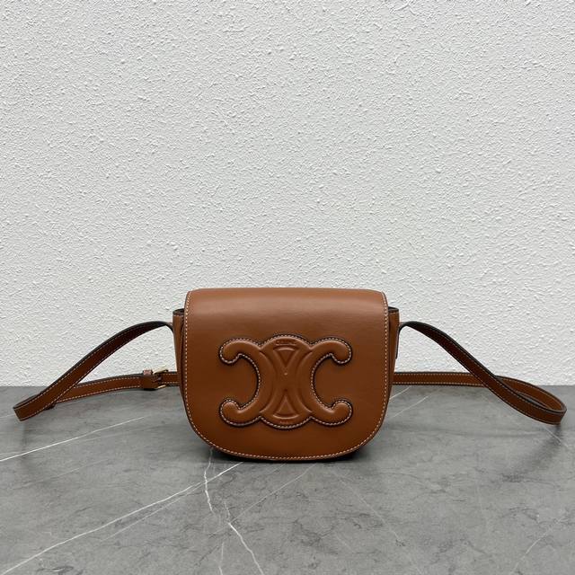 正品级 Celine 春夏folco马鞍包、这只和经典老花马鞍差不多大,而且是磁吸扣,开合特别方便、延续了经典包型的设计,把涂层印花材质改成了全皮设计会更有质感 正品级 Celine 春夏folco马鞍包、这只和经典老花马鞍差不多大,而且是磁吸扣,开合特别方便、延续了经典包型的设计,把涂层印花材质改成了全皮设计会更有质感