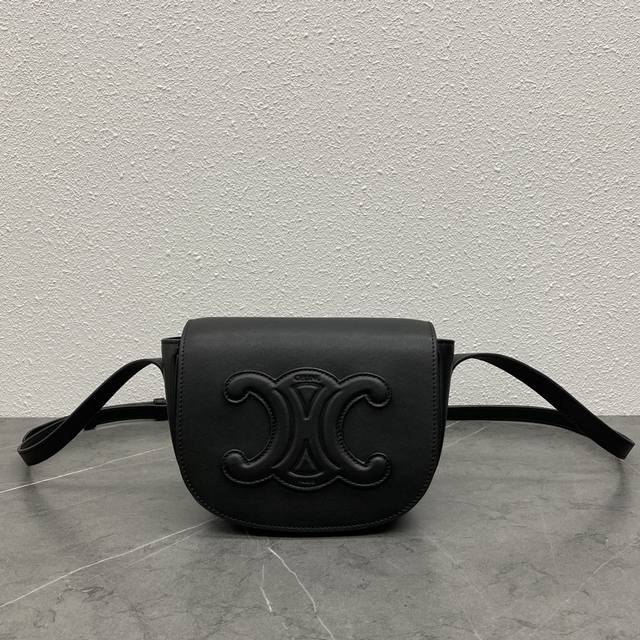 正品级 Celine 春夏folco马鞍包、这只和经典老花马鞍差不多大,而且是磁吸扣,开合特别方便、延续了经典包型的设计,把涂层印花材质改成了全皮设计会更有质感 正品级 Celine 春夏folco马鞍包、这只和经典老花马鞍差不多大,而且是磁吸扣,开合特别方便、延续了经典包型的设计,把涂层印花材质改成了全皮设计会更有质感