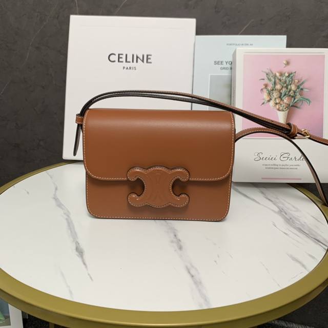 正品级 Celine 新品上线新款~浮雕凯旋门。这款是在凯旋门box的基础上,做了些改动,把五金logo改成浮雕皮扣logo ,肩带两边的五金也取消了。整个设计 正品级 Celine 新品上线新款~浮雕凯旋门。这款是在凯旋门box的基础上,做了些改动,把五金logo改成浮雕皮扣logo ,肩带两边的五金也取消了。整个设计