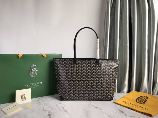 Goyard 戈雅 经多次研究与改良,不断提升面料与皮质,全方位独家定制只为不断达到客户的高品质要求 如果你担心没拉链的安全性不够高、那么拉链款的托特包绝对是首 Goyard 戈雅 经多次研究与改良,不断提升面料与皮质,全方位独家定制只为不断达到客户的高品质要求 如果你担心没拉链的安全性不够高、那么拉链款的托特包绝对是首