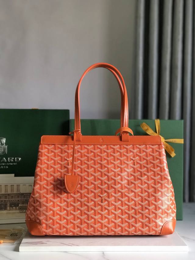 Goyard Tote通勤系列 Bellechasse Biaude 敞篷包有可以容纳a4文件的宽大内容量,能满足日常及商务通勤使用需求。内有由未印刷涂层的帆布 Goyard Tote通勤系列 Bellechasse Biaude 敞篷包有可以容纳a4文件的宽大内容量,能满足日常及商务通勤使用需求。内有由未印刷涂层的帆布