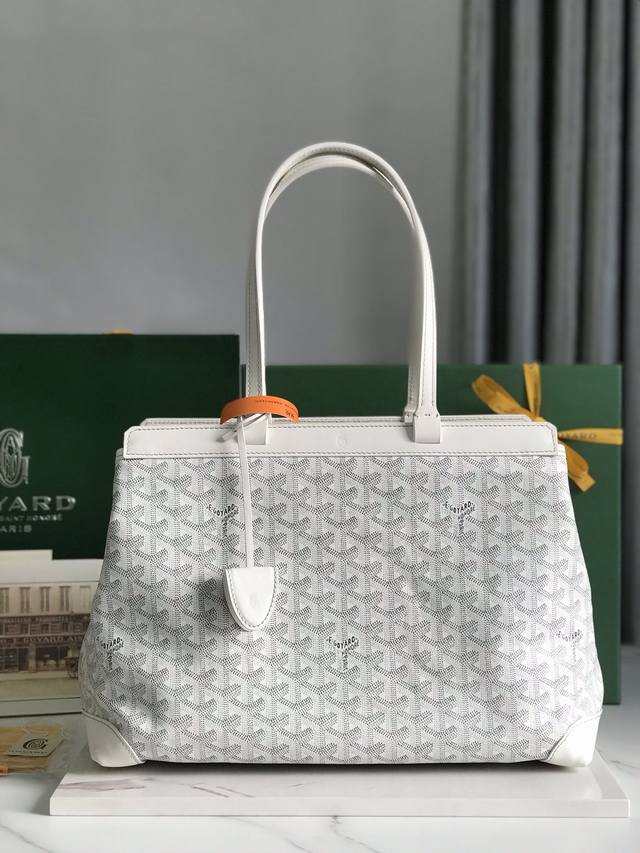 Goyard Tote通勤系列 Bellechasse Biaude 敞篷包有可以容纳a4文件的宽大内容量,能满足日常及商务通勤使用需求。内有由未印刷涂层的帆布 Goyard Tote通勤系列 Bellechasse Biaude 敞篷包有可以容纳a4文件的宽大内容量,能满足日常及商务通勤使用需求。内有由未印刷涂层的帆布