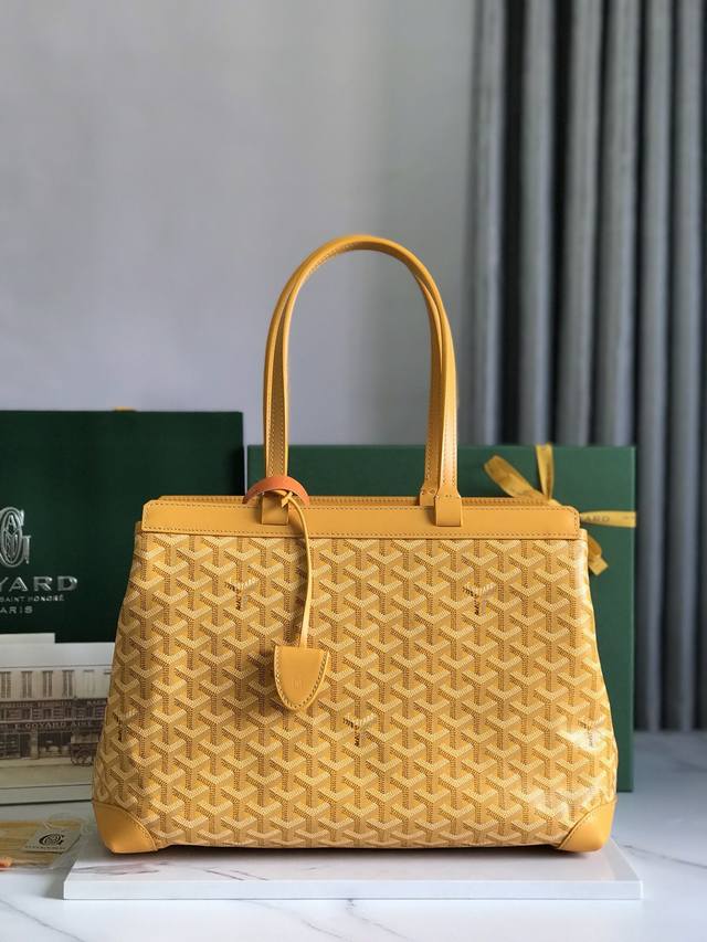 Goyard Tote通勤系列 Bellechasse Biaude 敞篷包有可以容纳a4文件的宽大内容量,能满足日常及商务通勤使用需求。内有由未印刷涂层的帆布 Goyard Tote通勤系列 Bellechasse Biaude 敞篷包有可以容纳a4文件的宽大内容量,能满足日常及商务通勤使用需求。内有由未印刷涂层的帆布