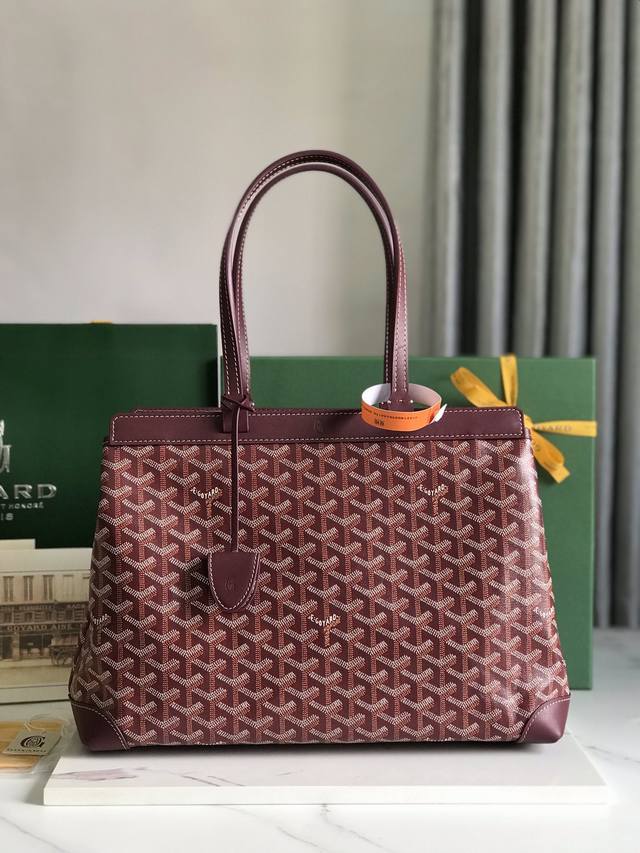 Goyard Tote通勤系列 Bellechasse Biaude 敞篷包有可以容纳a4文件的宽大内容量,能满足日常及商务通勤使用需求。内有由未印刷涂层的帆布 Goyard Tote通勤系列 Bellechasse Biaude 敞篷包有可以容纳a4文件的宽大内容量,能满足日常及商务通勤使用需求。内有由未印刷涂层的帆布