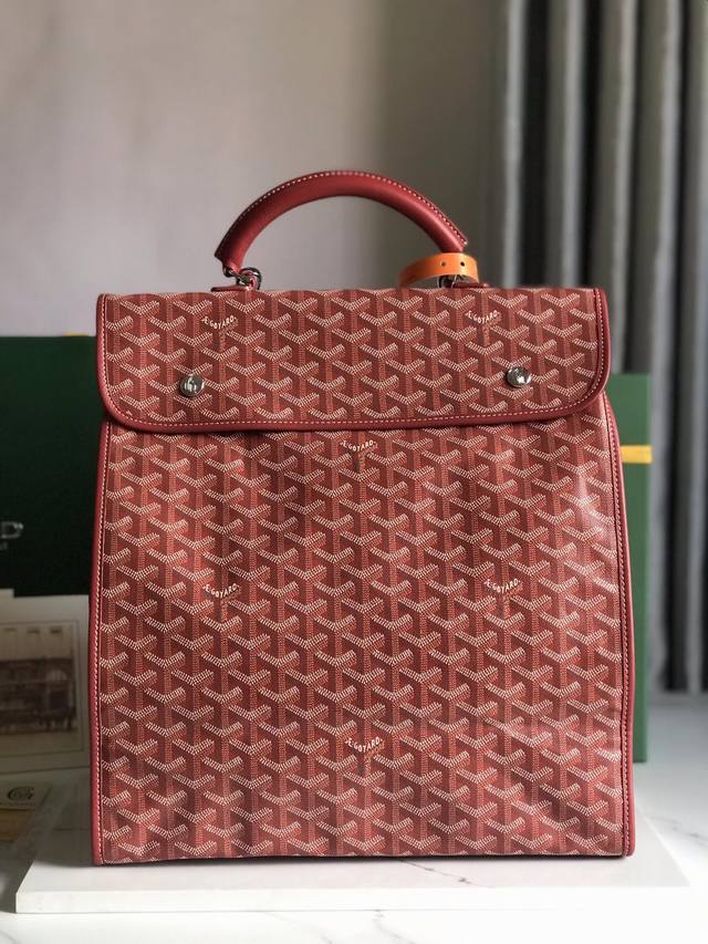 Goyard Saint Leger折叠背包 Saint Leger包沿袭了goyard一贯的模块化设计与功能性原则,内部空间超大max,配备可拆卸、可调节的肩 Goyard Saint Leger折叠背包 Saint Leger包沿袭了goyard一贯的模块化设计与功能性原则,内部空间超大max,配备可拆卸、可调节的肩