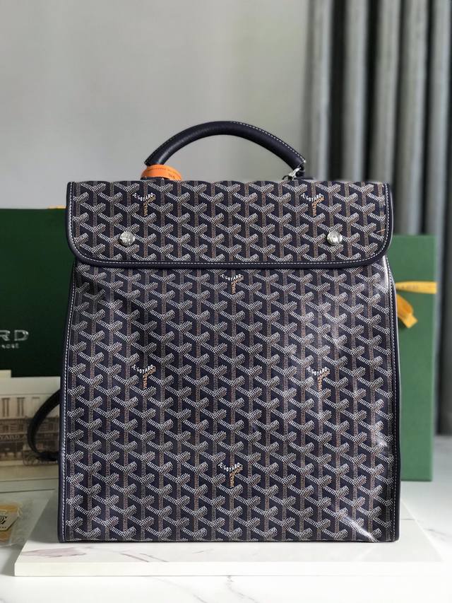 Goyard Saint Leger折叠背包 Saint Leger包沿袭了goyard一贯的模块化设计与功能性原则,内部空间超大max,配备可拆卸、可调节的肩 Goyard Saint Leger折叠背包 Saint Leger包沿袭了goyard一贯的模块化设计与功能性原则,内部空间超大max,配备可拆卸、可调节的肩