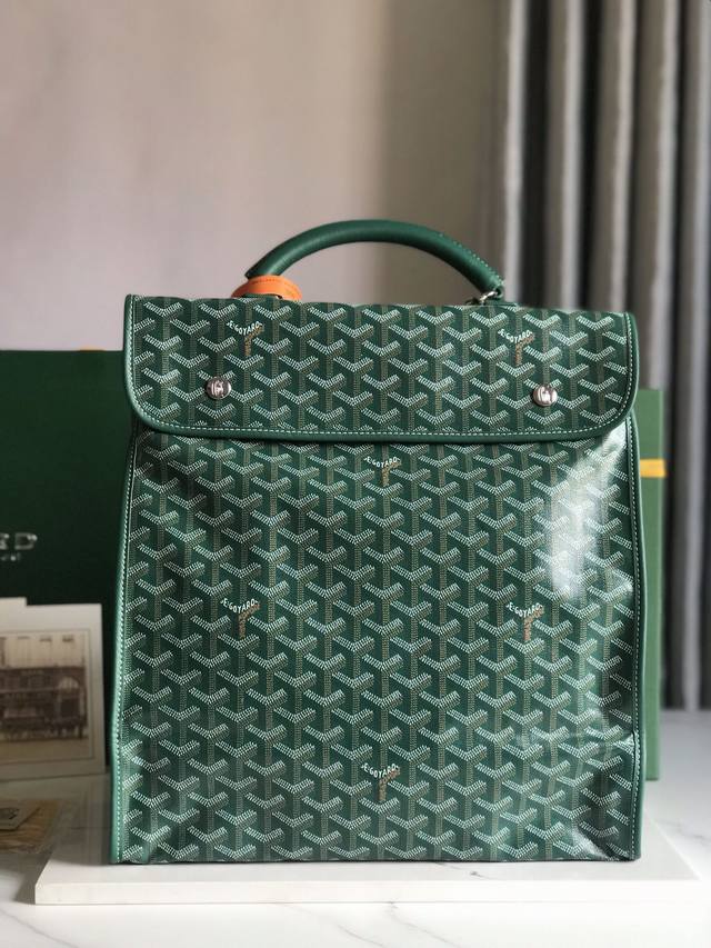 Goyard Saint Leger折叠背包 Saint Leger包沿袭了goyard一贯的模块化设计与功能性原则,内部空间超大max,配备可拆卸、可调节的肩 Goyard Saint Leger折叠背包 Saint Leger包沿袭了goyard一贯的模块化设计与功能性原则,内部空间超大max,配备可拆卸、可调节的肩