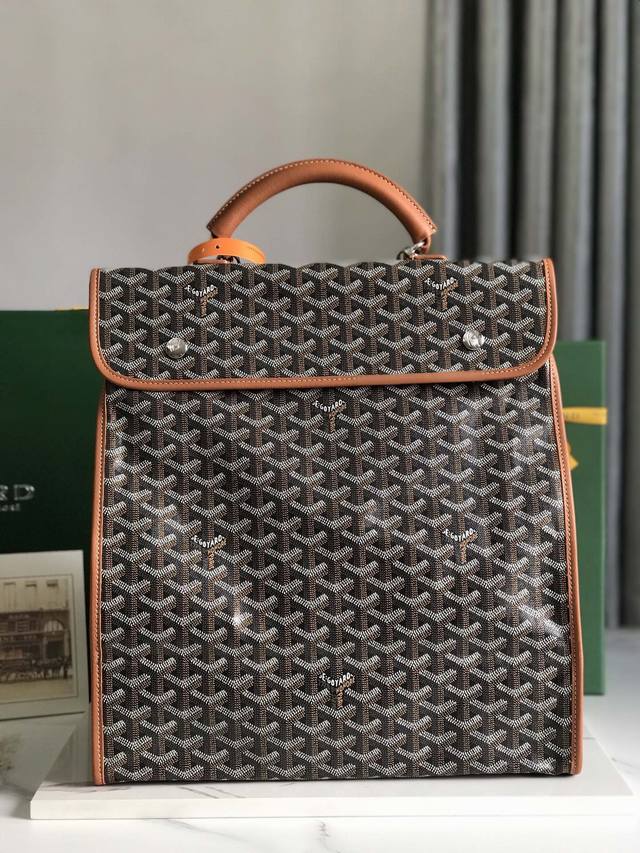 Goyard Saint Leger折叠背包 Saint Leger包沿袭了goyard一贯的模块化设计与功能性原则,内部空间超大max,配备可拆卸、可调节的肩 Goyard Saint Leger折叠背包 Saint Leger包沿袭了goyard一贯的模块化设计与功能性原则,内部空间超大max,配备可拆卸、可调节的肩