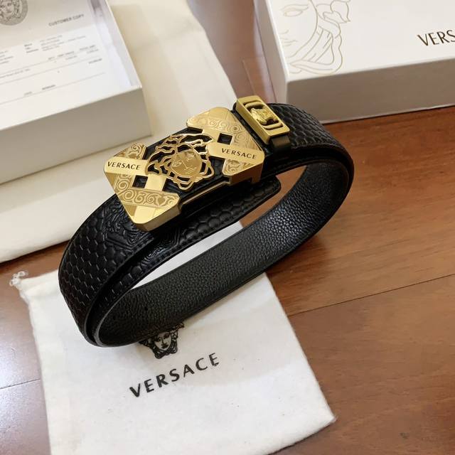 范思哲新款系列, 配送官网同步正版新款包装,经典版型高档时尚 ,进口牛皮压花,对版车线,宽度3.8 Cm ,品质保真 专柜最新版买版开模定制 范思哲新款系列, 配送官网同步正版新款包装,经典版型高档时尚 ,进口牛皮压花,对版车线,宽度3.8 Cm ,品质保真 专柜最新版买版开模定制