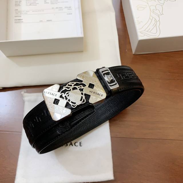 范思哲新款系列, 配送官网同步正版新款包装,经典版型高档时尚 ,进口牛皮压花,对版车线,宽度3.8 Cm ,品质保真 专柜最新版买版开模定制 范思哲新款系列, 配送官网同步正版新款包装,经典版型高档时尚 ,进口牛皮压花,对版车线,宽度3.8 Cm ,品质保真 专柜最新版买版开模定制