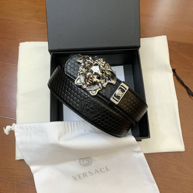 范思哲新款系列, 配送官网同步正版新款包装,经典版型高档时尚 ,进口牛皮压花,对版车线,宽度3.8 Cm ,品质保真 专柜最新版买版开模定制 范思哲新款系列, 配送官网同步正版新款包装,经典版型高档时尚 ,进口牛皮压花,对版车线,宽度3.8 Cm ,品质保真 专柜最新版买版开模定制