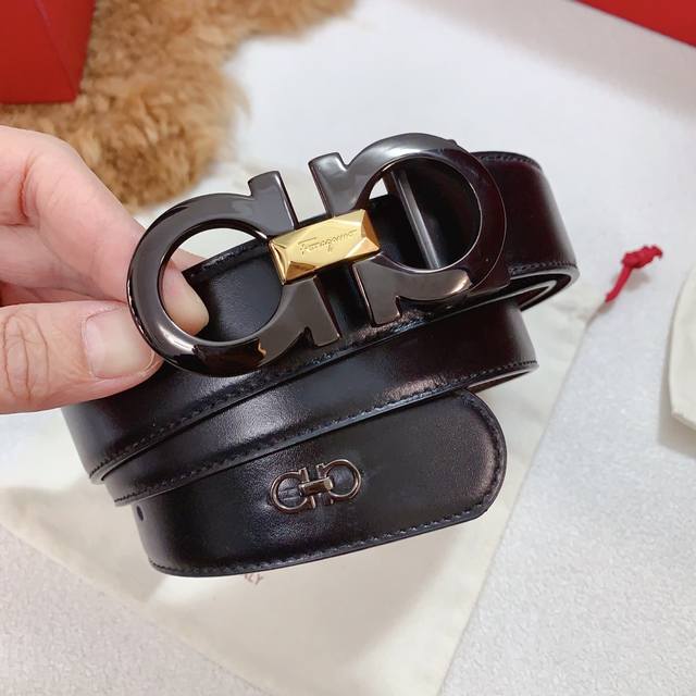 配正版包装，菲拉格慕原厂八字扣精品新款logo打磨制作，看图看细节，非常厚实饱满，正版同步， 皮纹清晰质感舒适 版型时尚高档 宽度3.4 Cm 高清实拍大图 ，