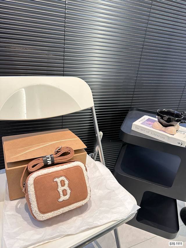 配盒子 Mlb羊羔毛相机包 不背毛毛包背什么?毛绒绒才是最浪漫的冬日限定啊 氛围感好浓烈啊 太适合拍照了 建议喜欢拍拍拍的直接买入 不会踩雷相信我 这样的完美细 配盒子 Mlb羊羔毛相机包 不背毛毛包背什么?毛绒绒才是最浪漫的冬日限定啊 氛围感好浓烈啊 太适合拍照了 建议喜欢拍拍拍的直接买入 不会踩雷相信我 这样的完美细