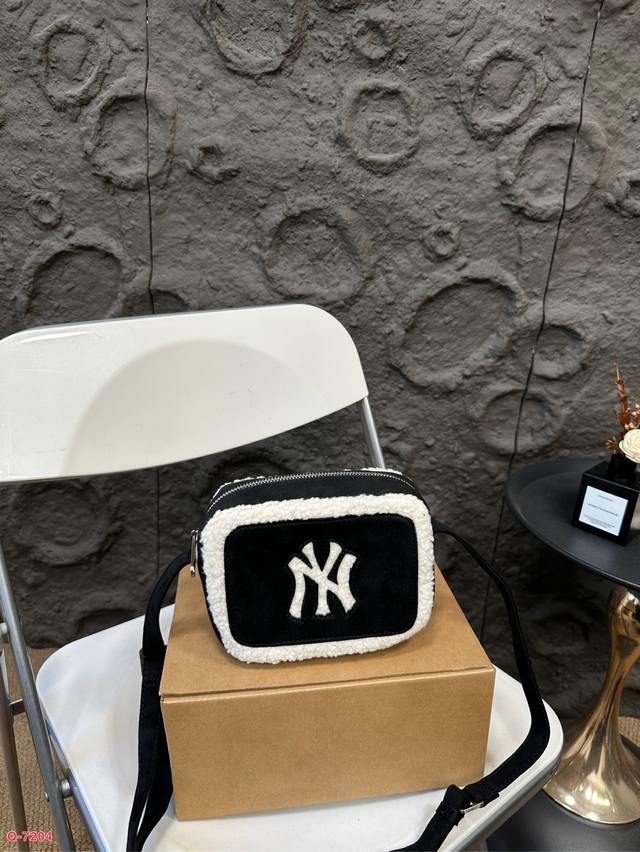 配礼盒 Mlb羊羔毛相机包 简约之美,尽在其中!用最简洁的设计,做出最流行,销量最炸 头的款! 本季具有极高辨识度的手袋重回时尚前沿,典藏设计注入现代时尚格调, 配礼盒 Mlb羊羔毛相机包 简约之美,尽在其中!用最简洁的设计,做出最流行,销量最炸 头的款! 本季具有极高辨识度的手袋重回时尚前沿,典藏设计注入现代时尚格调,