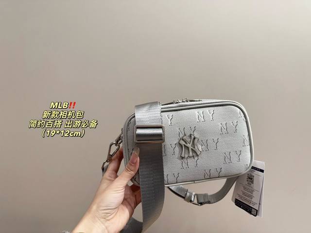 配盒尺寸19.12 Mlb 新款相机包 简单百搭 颜值高 日常出街首选 潮酷时尚女孩必入款 配盒尺寸19.12 Mlb 新款相机包 简单百搭 颜值高 日常出街首选 潮酷时尚女孩必入款