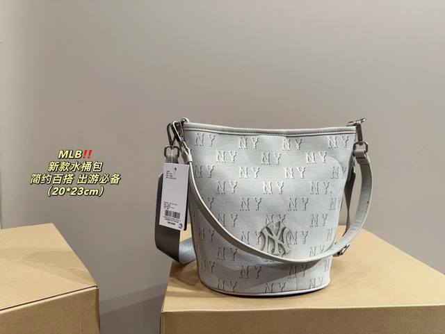 配盒尺寸20.23 Mlb 新款水桶包包 简单百搭 颜值高 日常出街首选 潮酷时尚女孩必入款 配盒尺寸20.23 Mlb 新款水桶包包 简单百搭 颜值高 日常出街首选 潮酷时尚女孩必入款