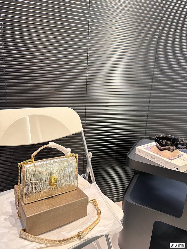 配盒子 宝格丽蛇头包也从未停下脚步，最近几年不断创新，推出了各种各样的新颜色、新款式。不得不说能在千变万化的包包世界中，占领着属于自己的一席之地，充满了贵气和精