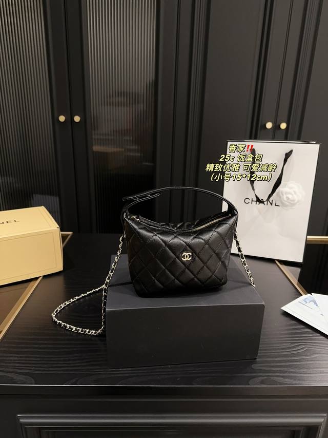 小号 全套包装尺寸15.12 香奈儿 25C 饭盒包 Chanel 这一只性价比太高了 容量特别棒 手机车钥匙口红粉饼 完全可以放进去 无论手拎还是斜挎都很可爱 小号 全套包装尺寸15.12 香奈儿 25C 饭盒包 Chanel 这一只性价比太高了 容量特别棒 手机车钥匙口红粉饼 完全可以放进去 无论手拎还是斜挎都很可爱