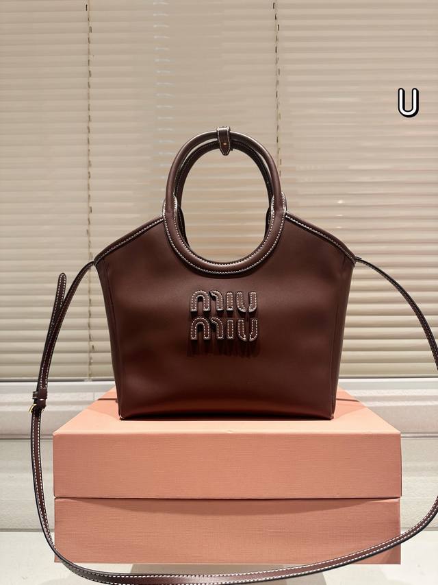 原单牛皮 Miumiu24新款限定款杀疯了 Miumiu日本限定款杀疯了 原单托特超火的 怎么可以这么洋气还不撞款 水桶腋下包也是特别百搭 Miumiu真的太火