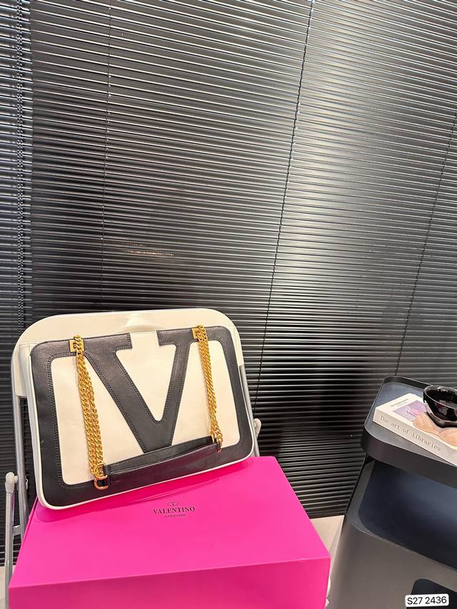 配折叠盒子 众星演绎华伦天奴viva Superstar包袋 ,醒目v Logo拉满辨识度,包型轮廓方正有序,配色搭配滑动链条,更显复古质感。你好米开理 #Va 配折叠盒子 众星演绎华伦天奴viva Superstar包袋 ,醒目v Logo拉满辨识度,包型轮廓方正有序,配色搭配滑动链条,更显复古质感。你好米开理 #Va