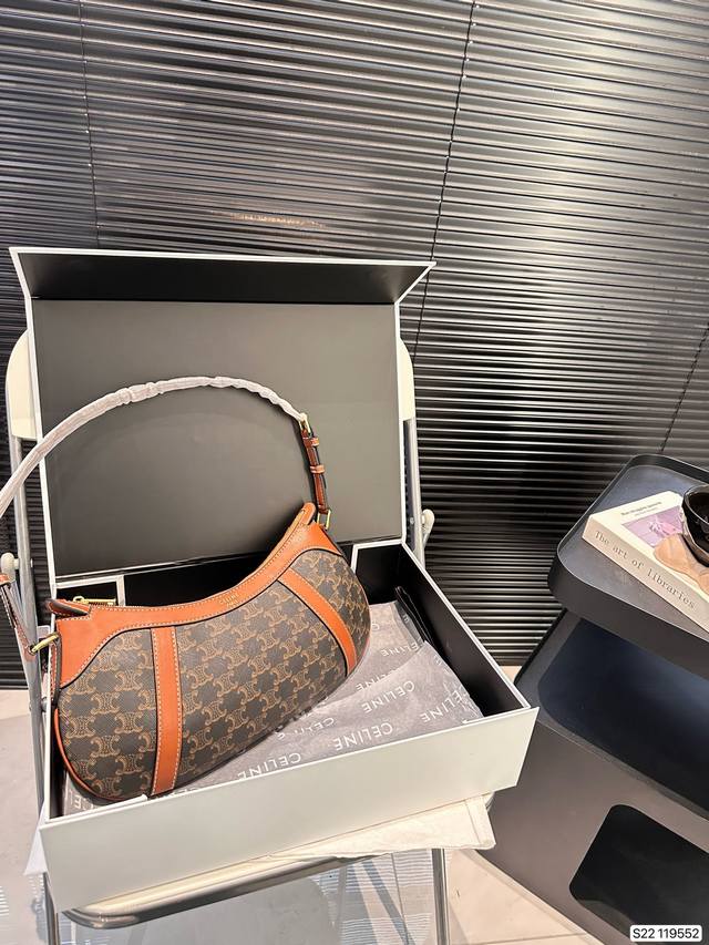 配折叠盒子 赛琳celine Hobo腋下包 质感很高级 容量超级大也很耐用 日常出街背它回头率百分百 就是这种随性慵懒感 尺寸:36 16 货号119552 配折叠盒子 赛琳celine Hobo腋下包 质感很高级 容量超级大也很耐用 日常出街背它回头率百分百 就是这种随性慵懒感 尺寸:36 16 货号119552