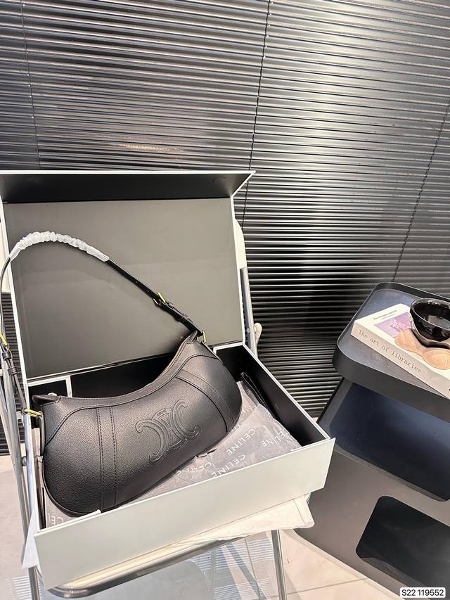 配折叠盒子 赛琳celine Hobo腋下包 质感很高级 容量超级大也很耐用 日常出街背它回头率百分百 就是这种随性慵懒感 尺寸:36 16 货号119552 配折叠盒子 赛琳celine Hobo腋下包 质感很高级 容量超级大也很耐用 日常出街背它回头率百分百 就是这种随性慵懒感 尺寸:36 16 货号119552