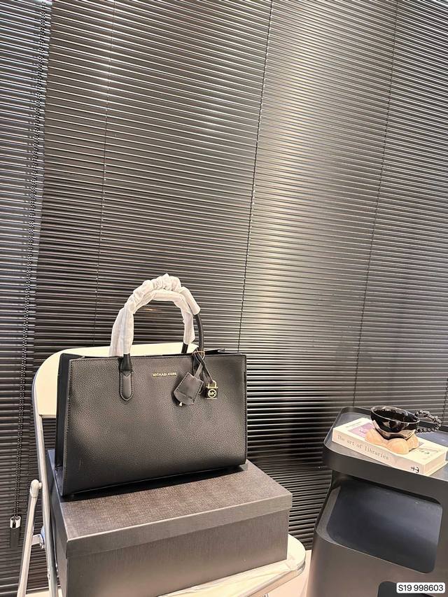 配盒子 Mk款 购物袋出货 早秋新款 真哒是人手必备 品牌力荐 大容量 很能装 推荐给大家 内里带logo 兼具定型包优雅和轻松慵懒休闲范 充满时尚感 有型前卫 配盒子 Mk款 购物袋出货 早秋新款 真哒是人手必备 品牌力荐 大容量 很能装 推荐给大家 内里带logo 兼具定型包优雅和轻松慵懒休闲范 充满时尚感 有型前卫