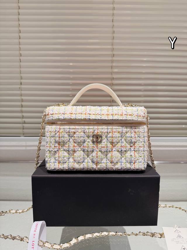 Chanel新款盒子包 香奈儿爆火的小金球系列已经火了好几年~火爆程度导致傲娇的香奶奶都在不断的返场~ 今年新款的金球长方形化妆盒增加了小镜子和很实用的口红卡槽