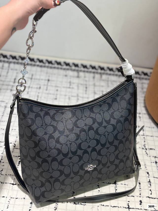 配盒尺寸32.30 蔻驰 流浪包 Coach 复古浓郁的巧克力棕色 对于一个爱喝热巧的小女孩真的无法拒绝 流浪包真的日常不管出门上班还是逛街约会都能够无脑直接背