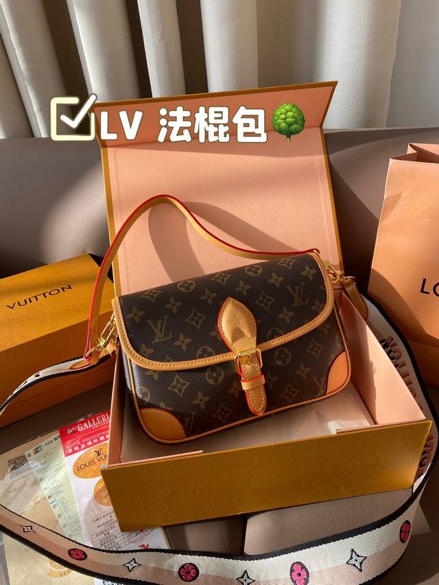 礼盒包装 Lv 全新尺寸 法棍包 邮差包 翻盖手袋,网红爆款 这款邮差包真是太有味道了 浓浓的复古风情 的精髓体现的淋漓尽致 挺括明快的线条与丰富的经典设计细节 礼盒包装 Lv 全新尺寸 法棍包 邮差包 翻盖手袋,网红爆款 这款邮差包真是太有味道了 浓浓的复古风情 的精髓体现的淋漓尽致 挺括明快的线条与丰富的经典设计细节