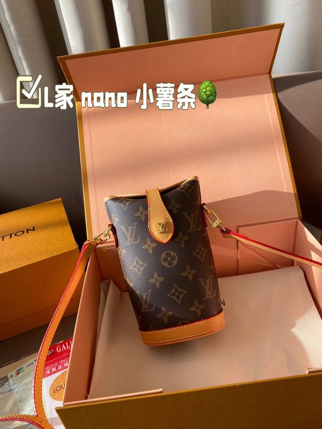 配盒 Size:10*18Cm L家 Nano 小薯条 22老花新款手机包 绝对是越看越喜欢 .. 配盒 Size:10*18Cm L家 Nano 小薯条 22老花新款手机包 绝对是越看越喜欢 ..