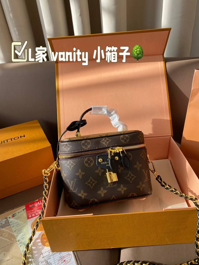 Size:18*14Cm L家 Vanity 小箱子24Ss 新款哦 相比老款的vanity化妆包, 这个24款可就更加圆润精致了 超级方便实用! Size:18*14Cm L家 Vanity 小箱子24Ss 新款哦 相比老款的vanity化妆包, 这个24款可就更加圆润精致了 超级方便实用!