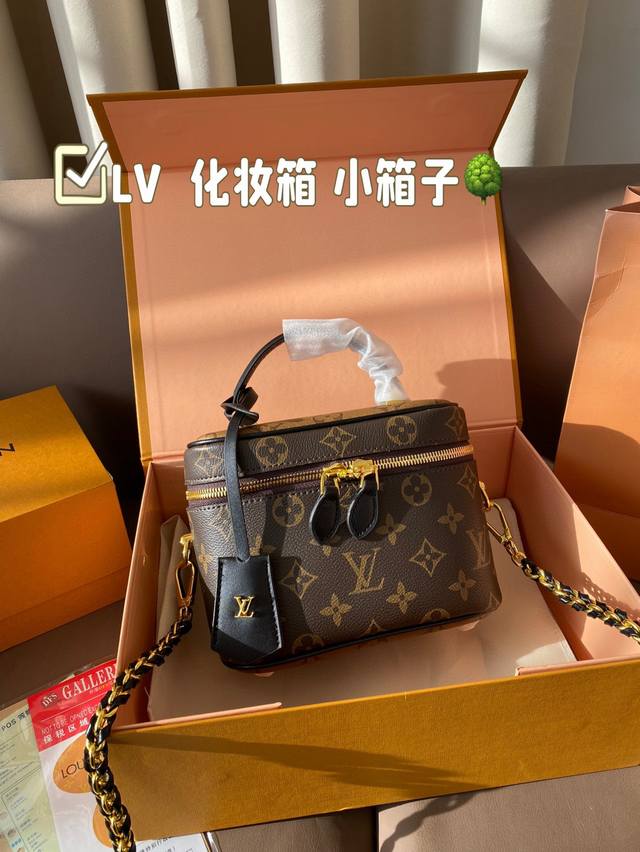 礼盒 化妆箱” 小箱子 21Ss春夏新款 设计独特而经典 方正小巧的独特造型,搭配各种复古的颜色和装饰,绝对是这几年最出彩的设计之一。 尺寸 18*14 礼盒 化妆箱” 小箱子 21Ss春夏新款 设计独特而经典 方正小巧的独特造型,搭配各种复古的颜色和装饰,绝对是这几年最出彩的设计之一。 尺寸 18*14