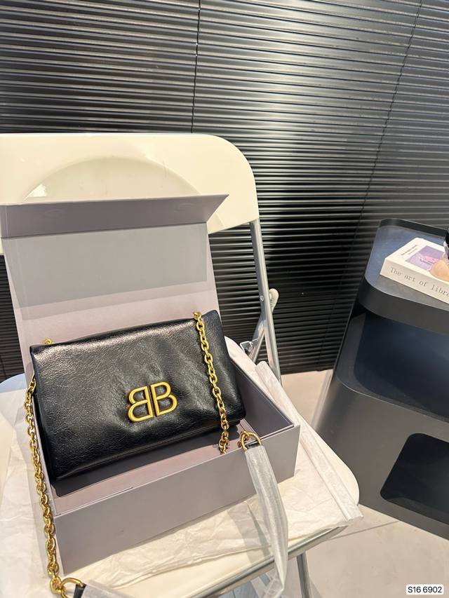 配折叠盒子 巴黎世家腋下包 巴黎 世家机车包 Balenciaga Crush Tote 可以斜背、侧背、手提v 拿上它你就是最潮流妞 尺寸24 16 货号69