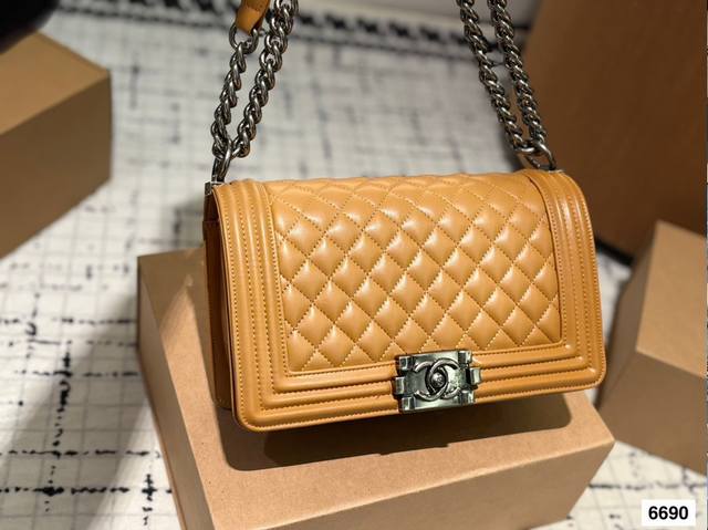 Chanel香奈儿辣妈经典款，全面升级chanel单肩斜挎包 迷人的外形设计搭配一根长长的香奈儿链条肩带 超大容量 特别实用的一款出街时优雅迷人 菱格饱满 走线