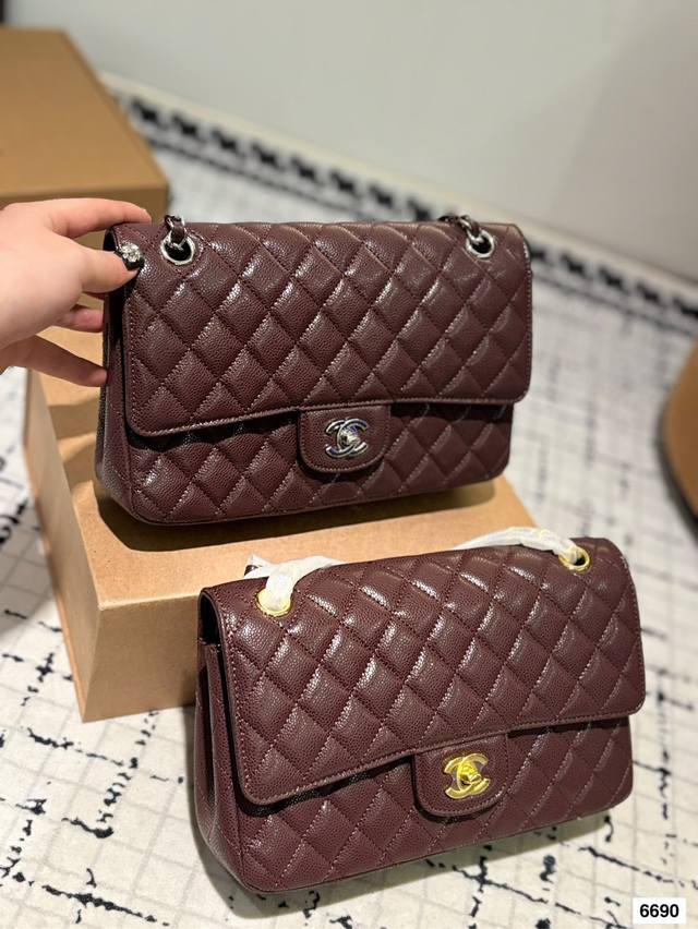 Chanel 香奈儿cf 包 超火爆时尚单品 高版本 做工精细 进口五金 让你无论是夏天还是冬天都能背上它出门 是不是性价比超级高 随便凹造型都是美美哒的街拍