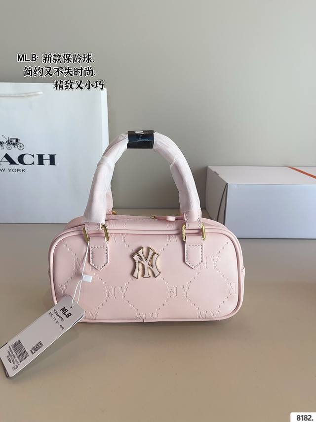 Mlb 新款保龄球 棱角分明 干净利落 真的好看又实用. 容量大 很好装. 可搭配性 尺寸:23*6*11Cm Mlb 新款保龄球 棱角分明 干净利落 真的好看又实用. 容量大 很好装. 可搭配性 尺寸:23*6*11Cm