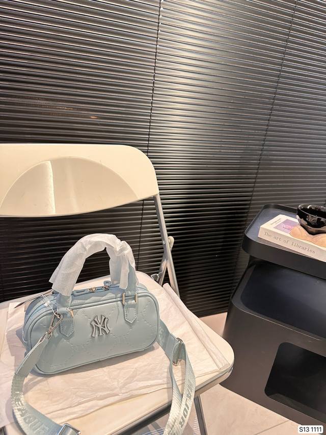 飞机盒 Mlb新款枕头包,自带吸睛效果的潮奢感,精致质感在线,可休闲可时髦,包控无法拒绝~尺寸:23 12 货号1111 飞机盒 Mlb新款枕头包,自带吸睛效果的潮奢感,精致质感在线,可休闲可时髦,包控无法拒绝~尺寸:23 12 货号1111