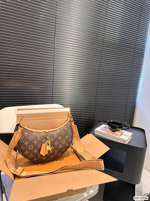 配飞机盒折叠盒子 Lv月亮包 2025 Lv新款宽肩带是救过lv的命吗 新款月亮包比起老款略胜一筹，新款改良了下不好单手拉拉链弧度，新款会成为下一个爆款 尺寸：