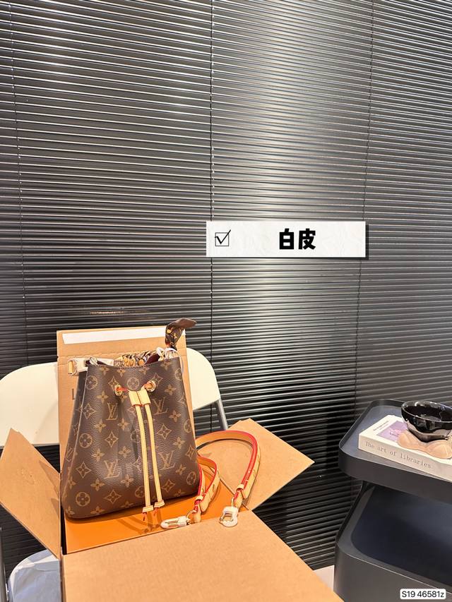 配飞机盒折叠盒子 Lv 小号水桶，出门大方便了 自重在lv里算轻的了，超级能装！ 尺寸设计的太棒了，给设计师100个赞的，已经火到不行了！机v小水桶 #V #N