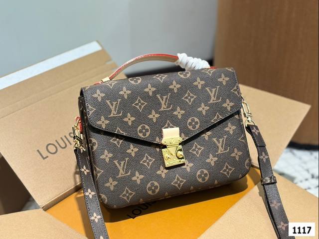 礼盒 Lv 经典邮差包 经典的造型散发出优雅的气息 拥有多个实用的口袋和隔层 百搭神器 尺寸:25 18