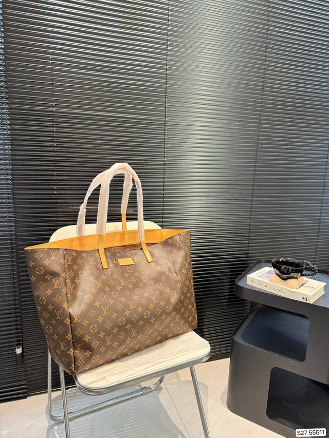 新款lv购物袋 超火的tote托特包,日常通勤都非常可会越用越喜欢的一款,值得入手。尺寸:44 34 货号55511 新款lv购物袋 超火的tote托特包,日常通勤都非常可会越用越喜欢的一款,值得入手。尺寸:44 34 货号55511