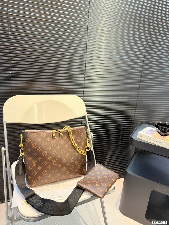 Lv 走秀新款cousin 时尚博主必备单品,Lv独有的亮金色金属,作为本次设计的肩带粗链条,抓眼球效果非常到位,肩带可拆卸变成手包,妥妥的凹造型!尺寸:25 Lv 走秀新款cousin 时尚博主必备单品,Lv独有的亮金色金属,作为本次设计的肩带粗链条,抓眼球效果非常到位,肩带可拆卸变成手包,妥妥的凹造型!尺寸:25