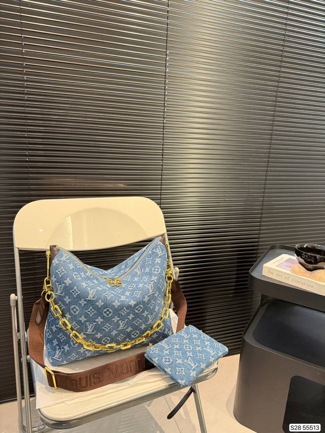 Lv 牛仔走秀新款cousin 时尚博主必备单品,Lv独有的亮金色金属,作为本次设计的肩带粗链条,抓眼球效果非常到位,肩带可拆卸变成手包,妥妥的凹造型!尺寸:3 Lv 牛仔走秀新款cousin 时尚博主必备单品,Lv独有的亮金色金属,作为本次设计的肩带粗链条,抓眼球效果非常到位,肩带可拆卸变成手包,妥妥的凹造型!尺寸:3